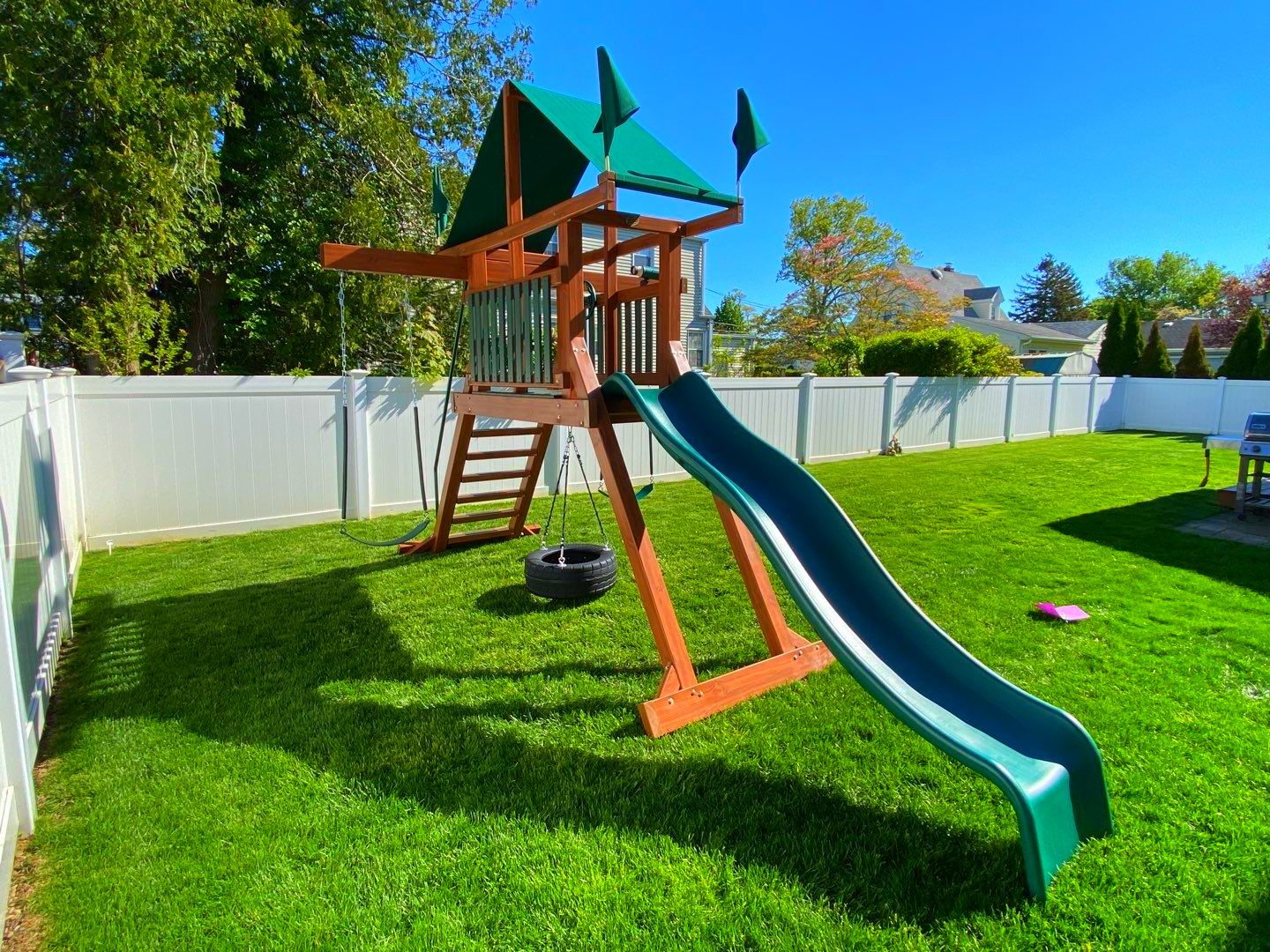 Great Small Swing Sets For Your Backyard